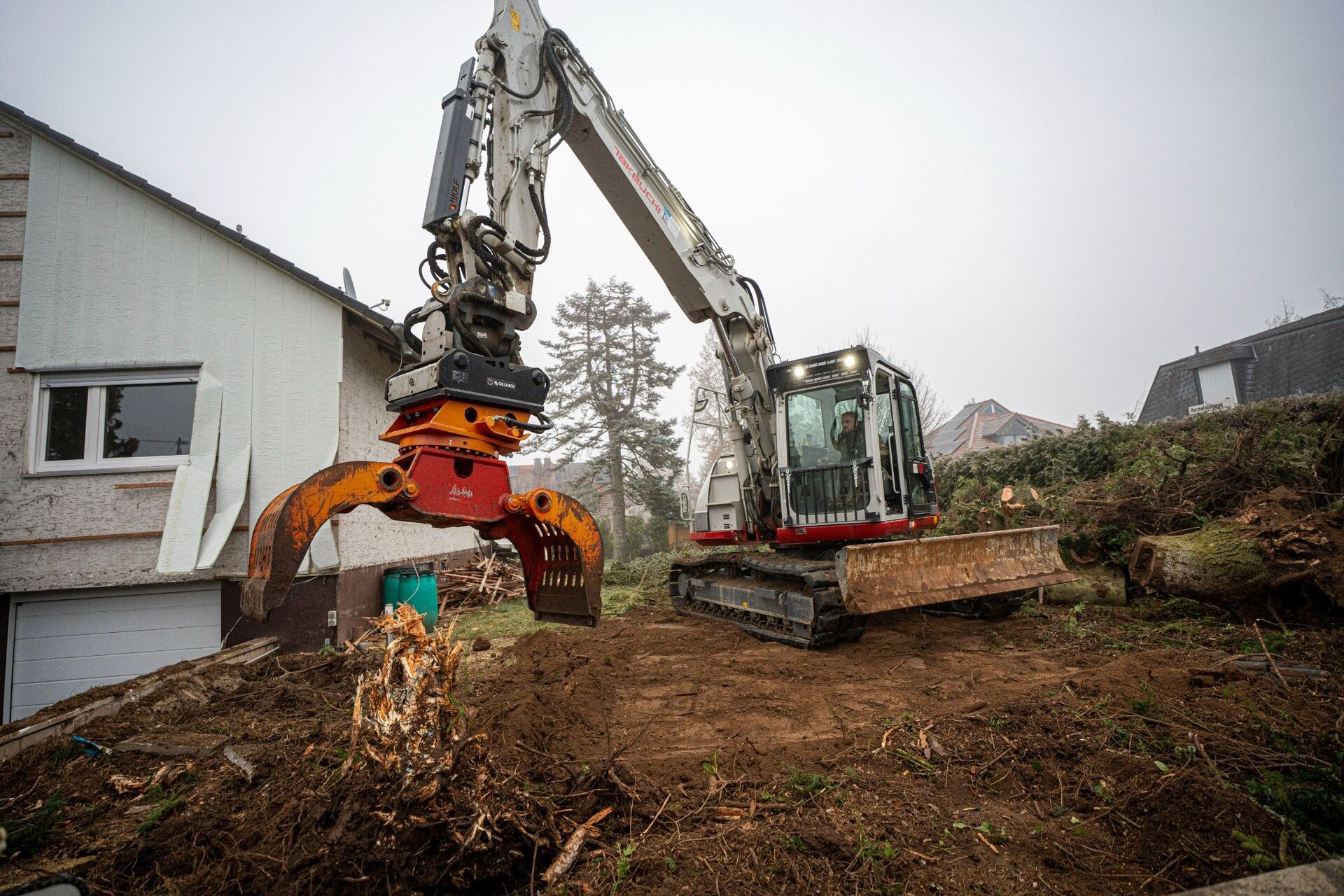 Grundstücksrodung mit Bagger in Undenheim