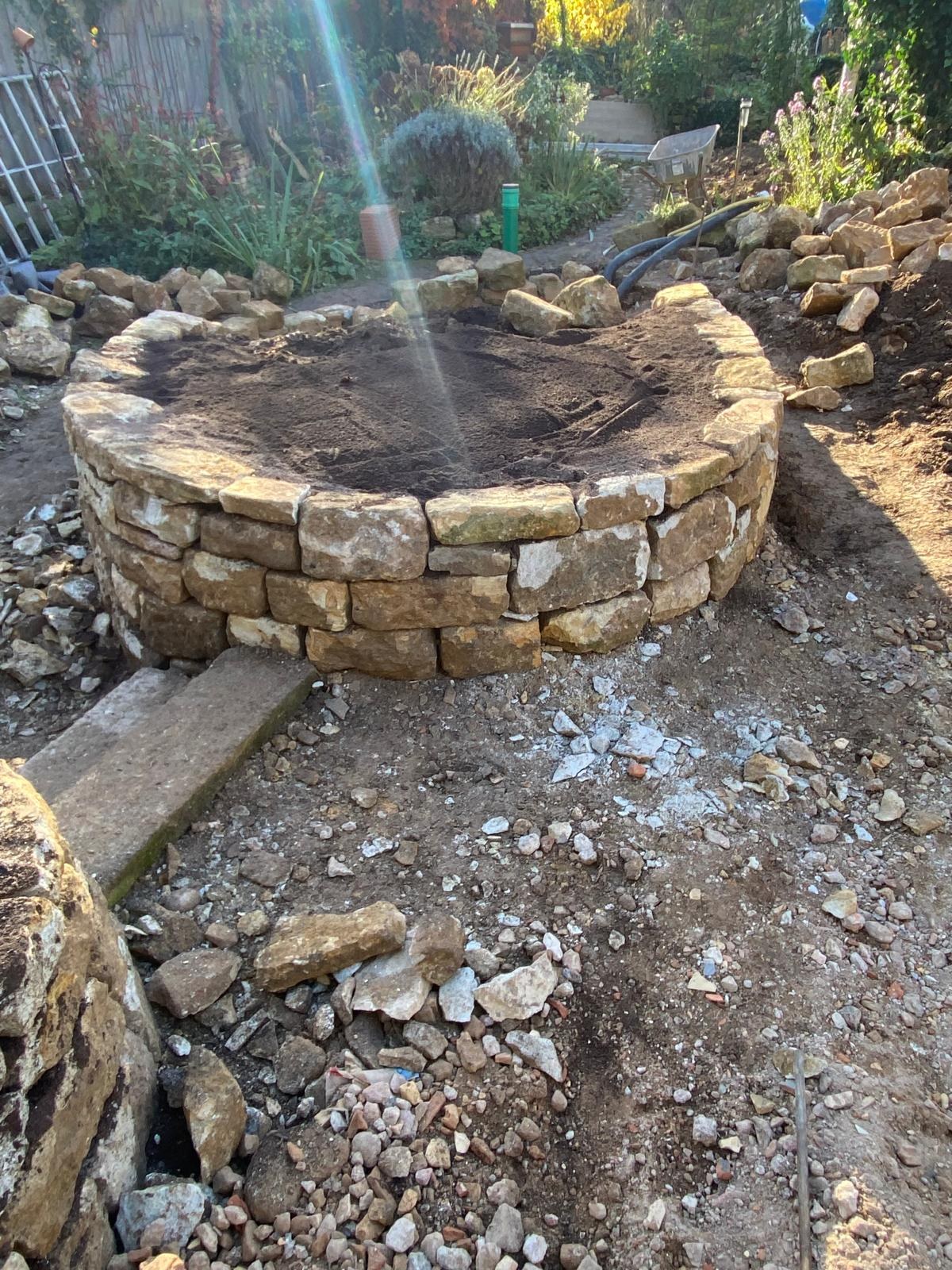 Runde Sandsteinmauer im Garten in Schornsheim