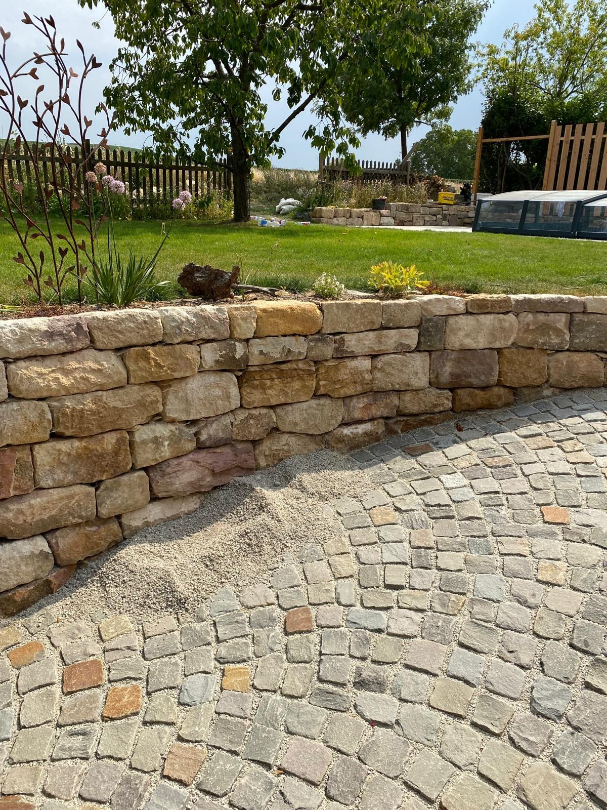 Natursteinarbeiten mit Sandsteinmauer und Pflaster